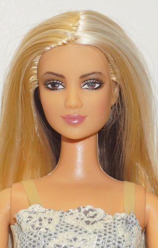 2003 Shakira Barbie Doll Streaked Hair Mattel Lea Face Sculpt W/original Outfit