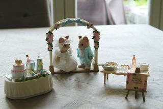 Sylvanian Families Wedding Party Set With Exclusive Wedding Cats
