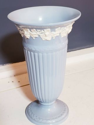 Vintage Wedgwood Etruria Barlaston Blue & White Queensware Trumpet Vase 8.  5 "