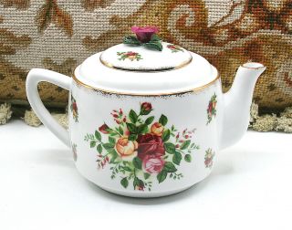 Lovely Royal Albert " Old Country Roses " Bone China Tea Pot Vintage 1962 England