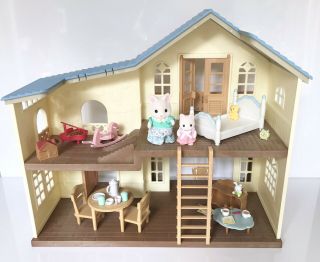 Sylvanian Families Hillcrest Home Gift Set With Mother And Baby Silk Cats