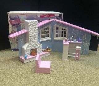 Moxie Girlz Playset Magic Snow Cabin Chalet Dolls Boxed 2