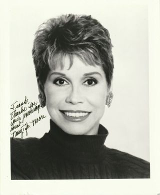 Mary Tyler Moore Signed B&w 8x10 Photo