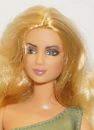 2003 Shakira Barbie Doll W/tambourine Mattel Lea Face Sculpt W/orig.  Outfit