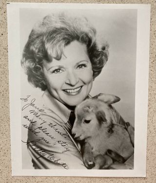 Betty White Signed / Inscribed Photo 8”x10” Sue Ann On The Mary Tyler Moore Show
