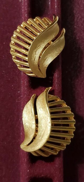 Vintage Signed Crown Trifari Gold Tone Leaf Flower Retro Clip On Earrings