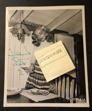 Hollywood Photo Lizabeth Scott Autographed " Setting The Dinner Table "