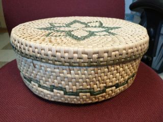 Vintage 12 " Round Raffia Lidded Woven Basket With Lid Storage Flower Design