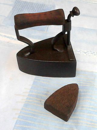 Vintage / Antique Cast Iron Flat Iron With Iron Insert
