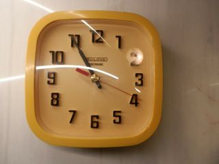 Rare Vtg 1970s Bulova Electronic Clock /yellow/ Made In Canada / Sweep Movement