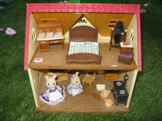 Sylvanian Families Cosy Cottage With Furniture And Rabbits