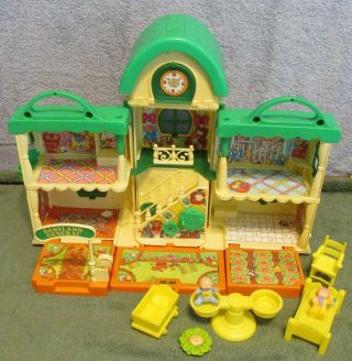 1984 Cabbage Patch Babyland General Hospital Playset Folds To Carry Furniture,