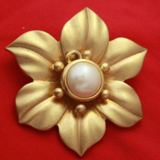 Vintage Signed NINA RICCI Gold Tone Flower Brooch Pin - Faux Pearl 2