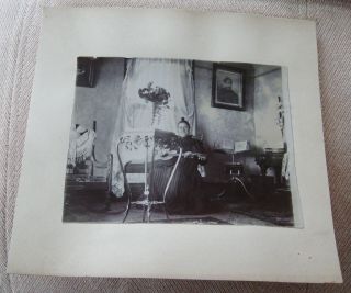 ANTIQUE MOUNTED PHOTO OF A LOVELY VICTORIAN INTERIOR WITH A WOMAN PLAYING GUITAR 2