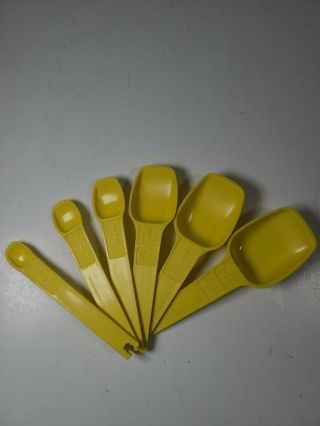 Vintage Set Of 6 Tupperware Measuring Spoons - Yellow - No Ring