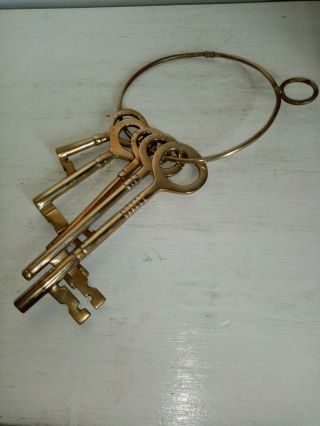 Large Heavy Set Of Antique Brass Skeleton Keys - Set Of 5 On Ring