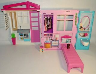 Mattel 2018 Barbie Folding House Home Fold Out Bed Toilet Kitchen Plant Puppy
