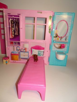 MATTEL 2018 BARBIE FOLDING HOUSE HOME FOLD OUT BED TOILET KITCHEN PLANT PUPPY 2