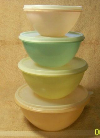 Vintage Set Of 4 " Tupperware " Bowls With Lids
