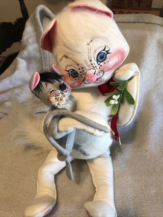 Annalee Mobilitee 14 Inch White Christmas Cat With Mistletoe And Mouse