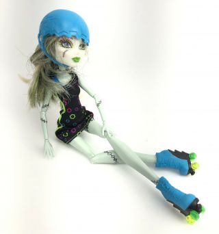 Monster High Doll 2008 Frankie Stein Skultimate Roller Maze Dress Roller Skates