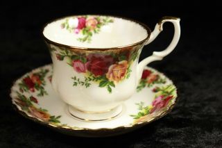 - 1962 Royal Albert Bone China Old Country Roses - Tea Cup & Saucer Set