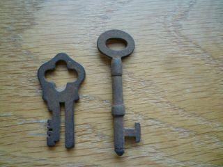 2 Vintage Antique Old Keys 4.  5 & 6 Cm In Height
