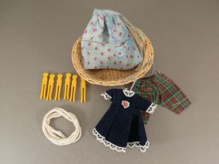 50 ' s VINTAGE DOLL ' S LAUNDRY : BASKET 2 HANGERS 6 PINS 3 OUTFITS 30 INCH CORD 2