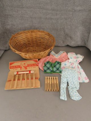 50 ' s VINTAGE DOLL ' S LAUNDRY : BASKET 12 CLOTHES PINS 4 OUTFITS 84 INCH CORD 2