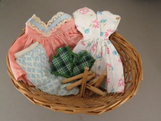 50 ' s VINTAGE DOLL ' S LAUNDRY : BASKET 12 CLOTHES PINS 4 OUTFITS 84 INCH CORD 3