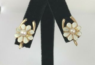 Vintage Gold Tone Faux Pearl Enamel Daisy Flower Screw Back Earrings Jewelry