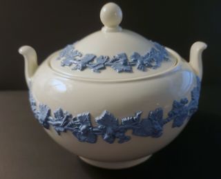 Wedgewood Of Etruria & Barlaston Blue On White Sugar Bowl W/lid Queensware