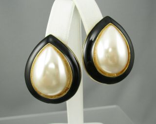 Vintage Classy Gold Tone Black Enamel Faux Pearl Clip On Earrings 34c