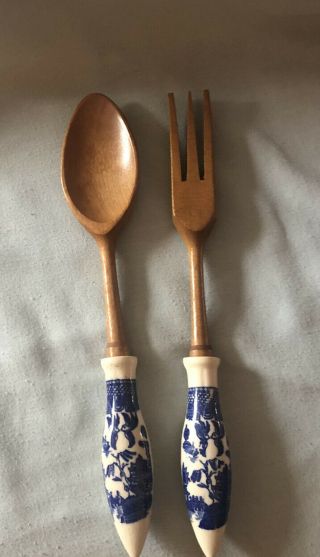 VINTAGE CHURCHILL BLUE WILLOW SALAD FORK AND SPOON/SALT AND PEPPER SHAKERS 2