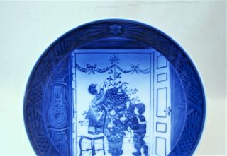 Royal Copenhagen 2000 TRIMMING THE TREE Hanging Annual Christmas Plate 2