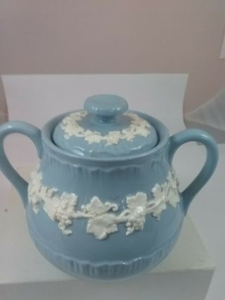 Wedgwood Queensware Covered Sugar Bowl Shell Pattern 3 1/2 Inches Tall