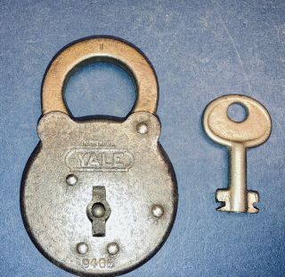 Vintage Yale Pad Lock With Key Round Yale & Towne Mfg.  Co.  Great