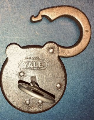 VINTAGE YALE PAD LOCK WITH KEY ROUND YALE & TOWNE MFG.  CO.  GREAT 2