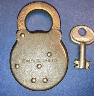 VINTAGE YALE PAD LOCK WITH KEY ROUND YALE & TOWNE MFG.  CO.  GREAT 3