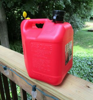 Vintage Blitz 2 Gallon 8 Oz 11810 Bright Red Plastic Vented Gas Can Made In Usa