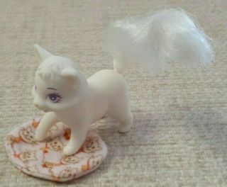 Vtg.  1.  5 " Barbie Pet Cat With Pillow White Vinyl/rooted Tail/painted Features