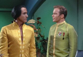Star Trek Unsigned 6 " X 4 " Photo - M8945 - William Shatner And Ricardo Montalban