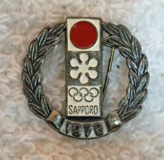 Vintage 1970s Sapporo Japan Winter Olympics Pin Badge Brooch W/ Wreath Motif