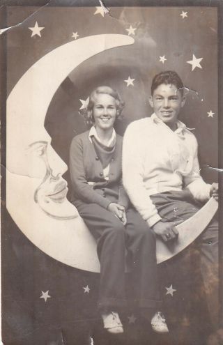 Vintage Photo: Arcade/souvenir - Sweet Young Couple In Paper Moon