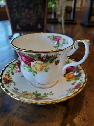 Royal Albert Doulton Old Country Roses @1962 Tea Cup & Saucer Set (1) –