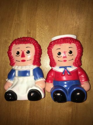 Two Vintage Raggedy Ann and Andy Plastic Coin Banks Bobbs Merrill W/Stoppers 70s 3