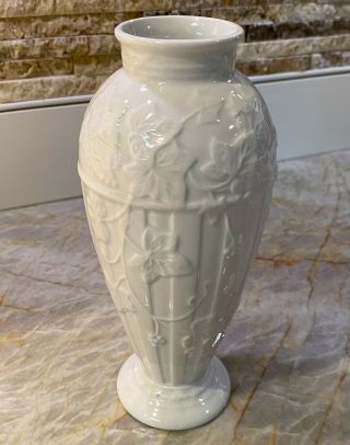 Wedgwood Classic Garden Fine Earthenware Vase 7 1/2 " Grapevine Ivory Euc