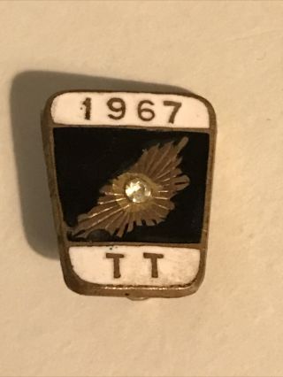 Isle Of Man Tt 1967 Vintage Pin Badge