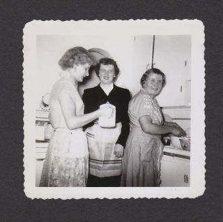 3 Happy Woman Kitchen Aprons Coffee Pot Old/vintage Photo Snapshot - D359