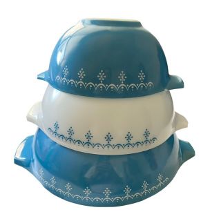 Vintage Pyrex Mixing Bowls Snowflake Garland,  Set Of 3,  Blue And White Rare